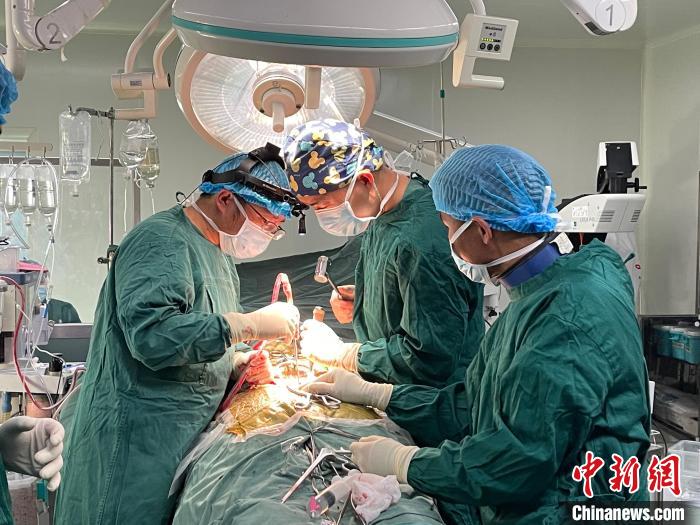 圖為在北京援藏醫(yī)療隊(duì)專家指導(dǎo)下，多項(xiàng)新技術(shù)使用到脊柱疾病的手術(shù)中。(資料圖) 拉薩市人民醫(yī)院脊柱外科供圖