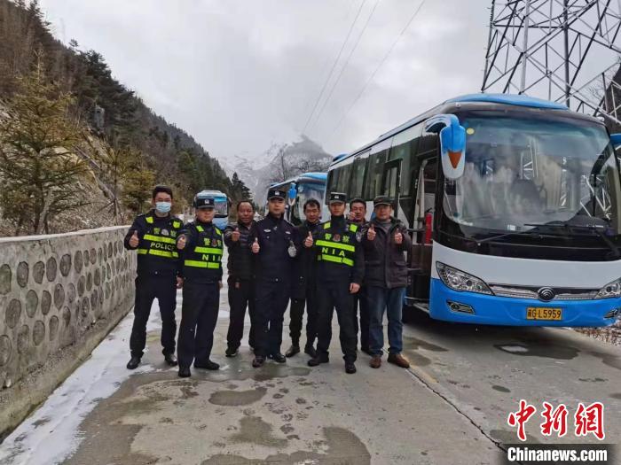 救援成功后，司機(jī)們與邊境派出所民警合影?！±罱ǚ?攝