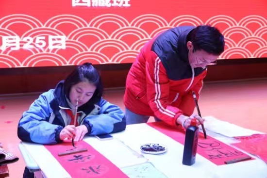 現(xiàn)場書寫春聯(lián)。梁超攝