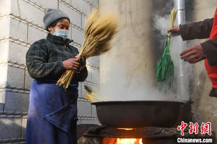 圖為拉薩手藝人制作年貨“羅薩梅朵”?！∝暩聛硭?攝
