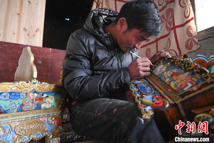 圖為拉薩手藝人制作年貨“切瑪盒”?！∝暩聛硭?攝