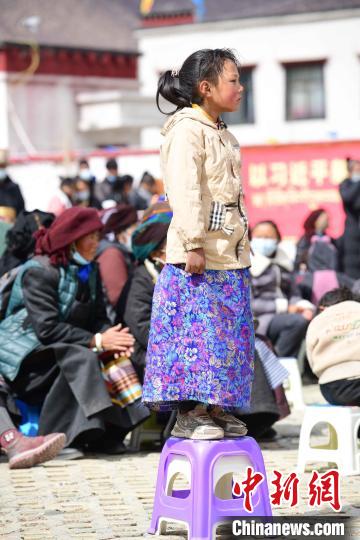 圖為觀看節(jié)目的小女孩?！∝暩聛?lái)松 攝