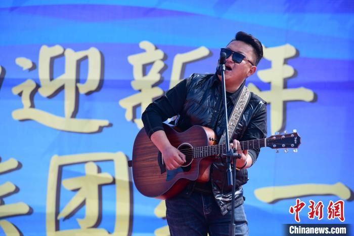 圖為文藝匯演現(xiàn)場(chǎng)?！∝暩聛?lái)松 攝