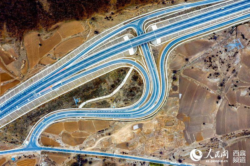 拉林高等級(jí)公路。徐馭堯攝