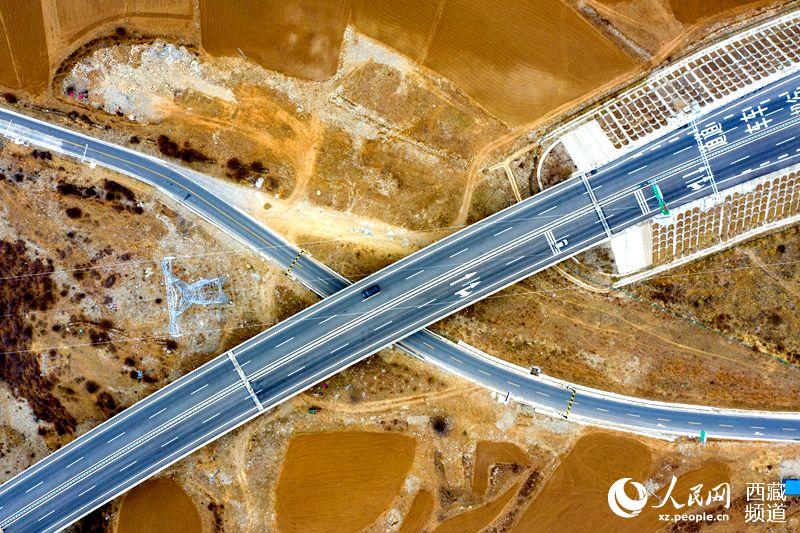 拉林高等級(jí)公路。徐馭堯攝