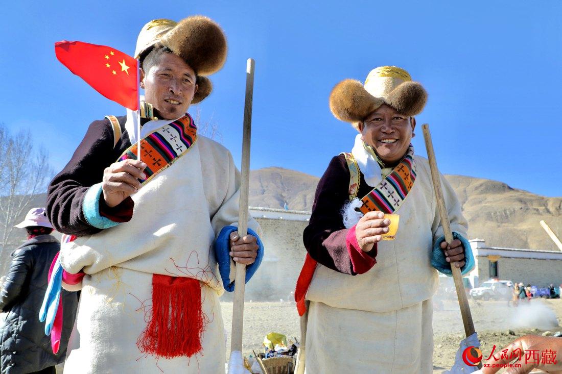 互敬青稞酒，祈福一年的豐收。人民網(wǎng) 次仁羅布攝