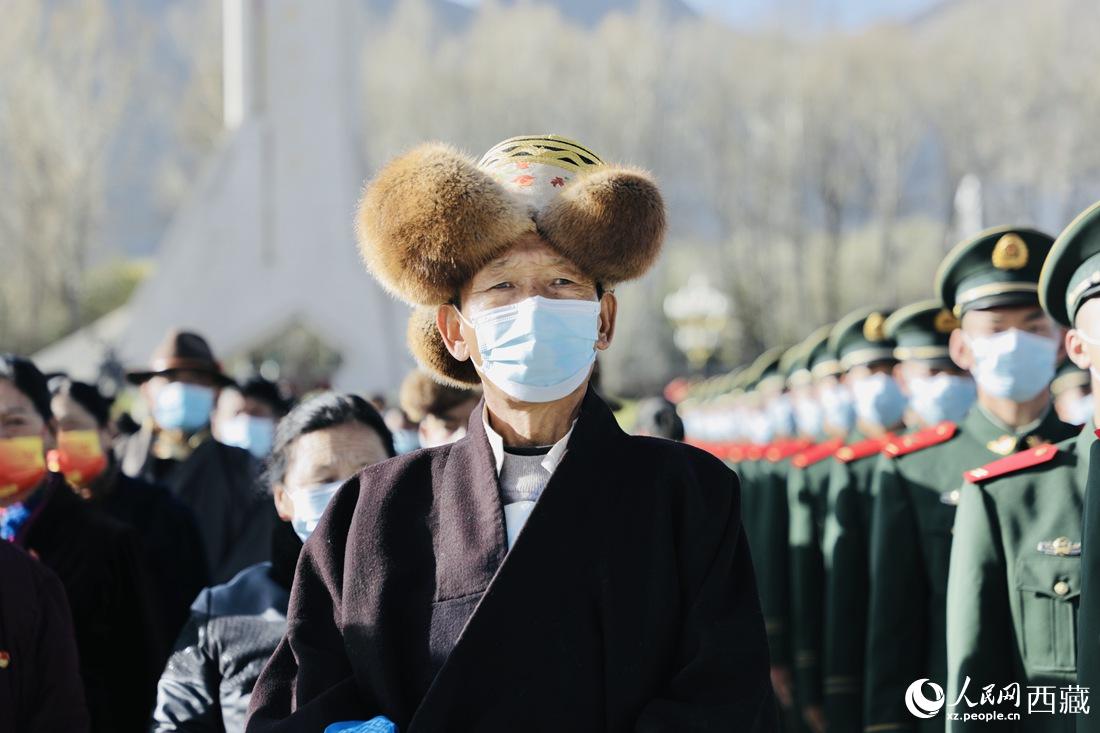 群眾代表們參加升旗儀式現(xiàn)場。人民網(wǎng) 次仁羅布 攝