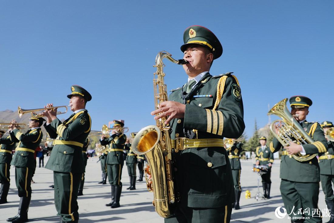 軍區(qū)文工團奏響國歌。人民網(wǎng) 次仁羅布攝