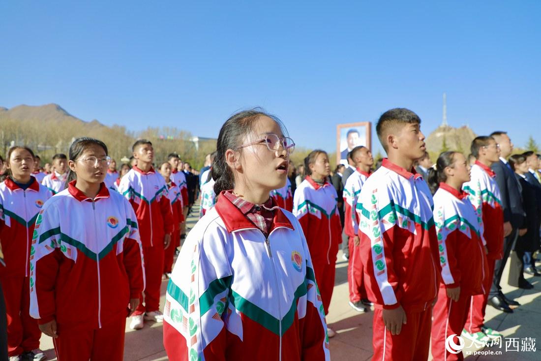 全體奏唱國歌。人民網(wǎng) 次仁羅布攝