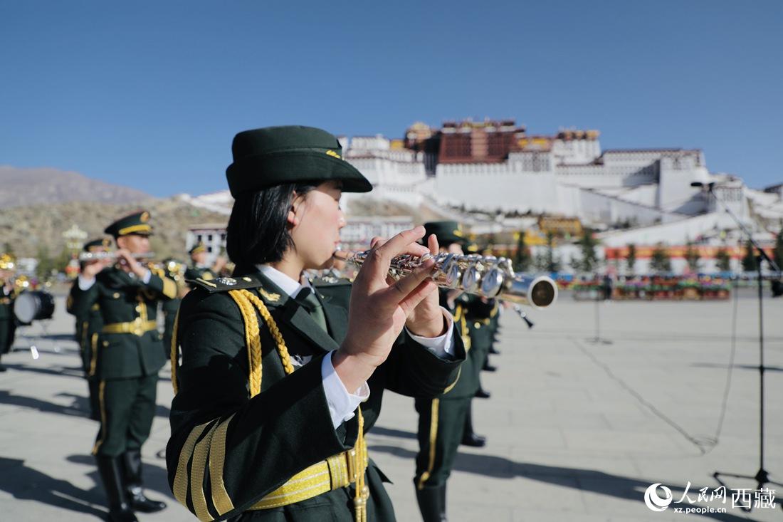 軍區(qū)文工團奏響國歌。人民網(wǎng) 次仁羅布攝