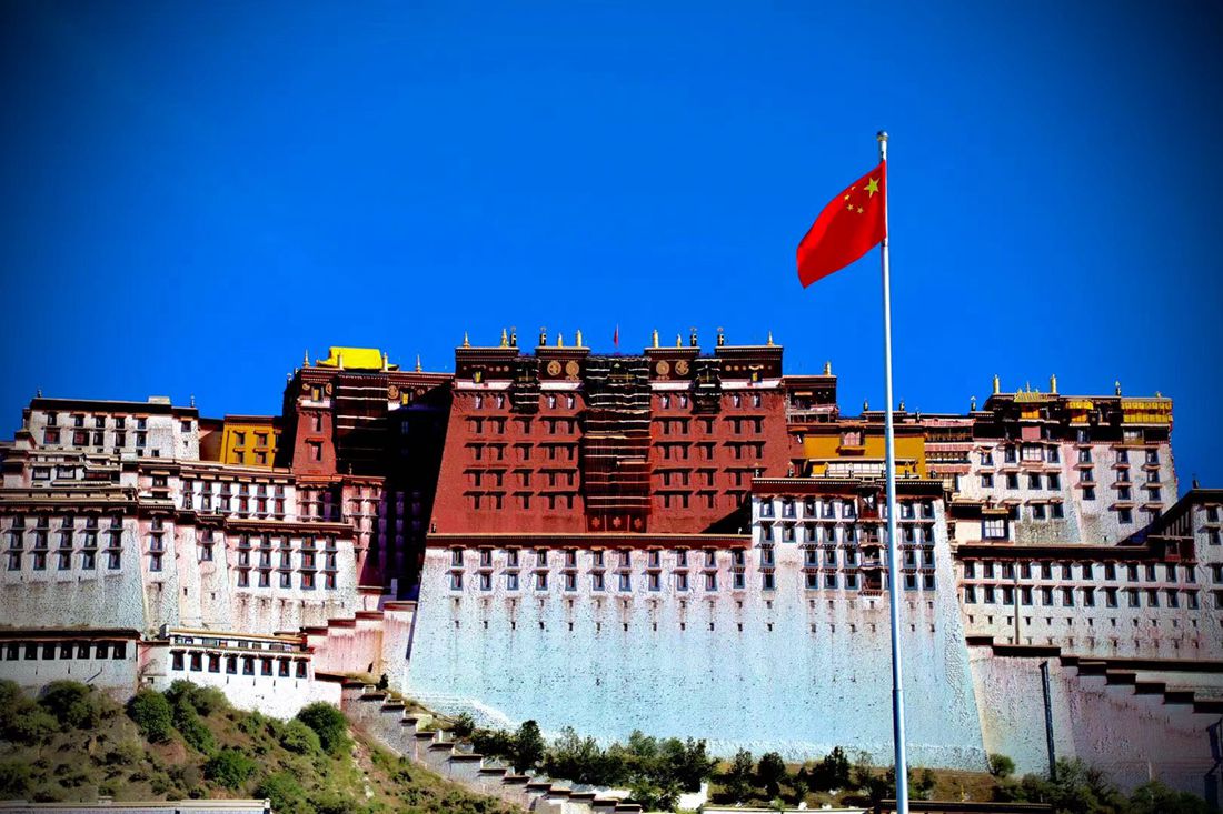 五星紅旗迎風飄揚。人民網(wǎng) 次仁羅布攝