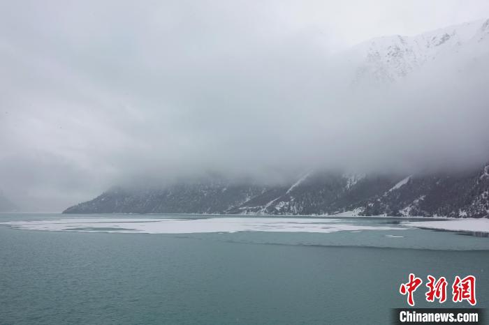 然烏湖春雪飄落?！∪轿木?攝