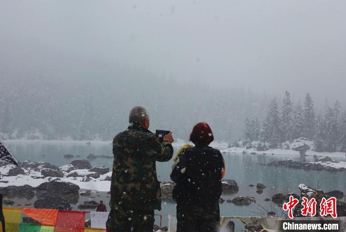 游客欣賞雪中然烏湖?！∪轿木?攝