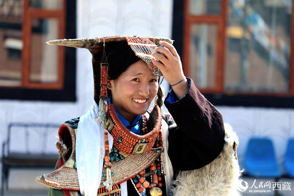 身著“飛天服飾”的普蘭少女。人民網(wǎng) 李海霞攝