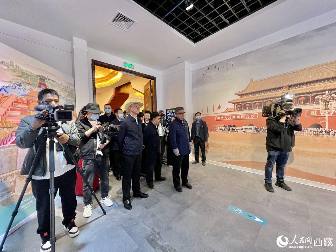 參觀《“讀城——大美北京”西藏巡展》展廳。 人民網(wǎng) 次仁羅布攝