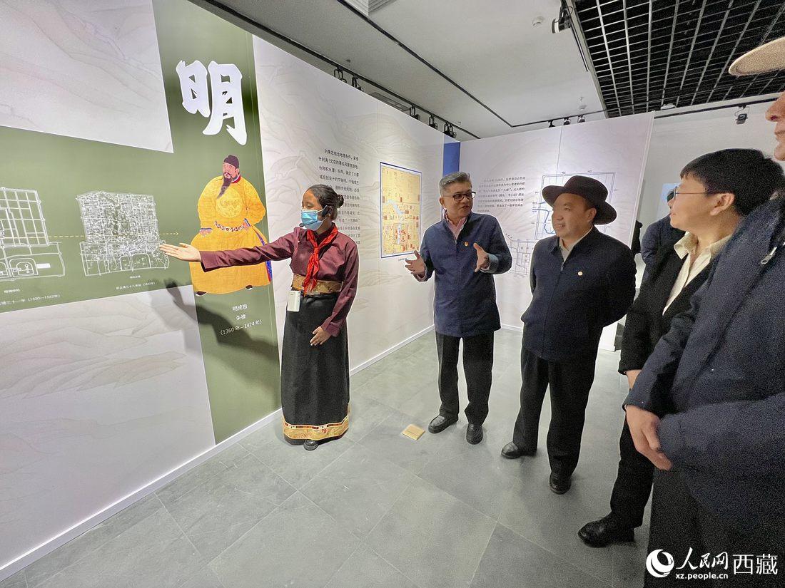 拉薩市北京實(shí)驗(yàn)中學(xué)的學(xué)生講解員進(jìn)行講解。人民網(wǎng) 次仁羅布攝