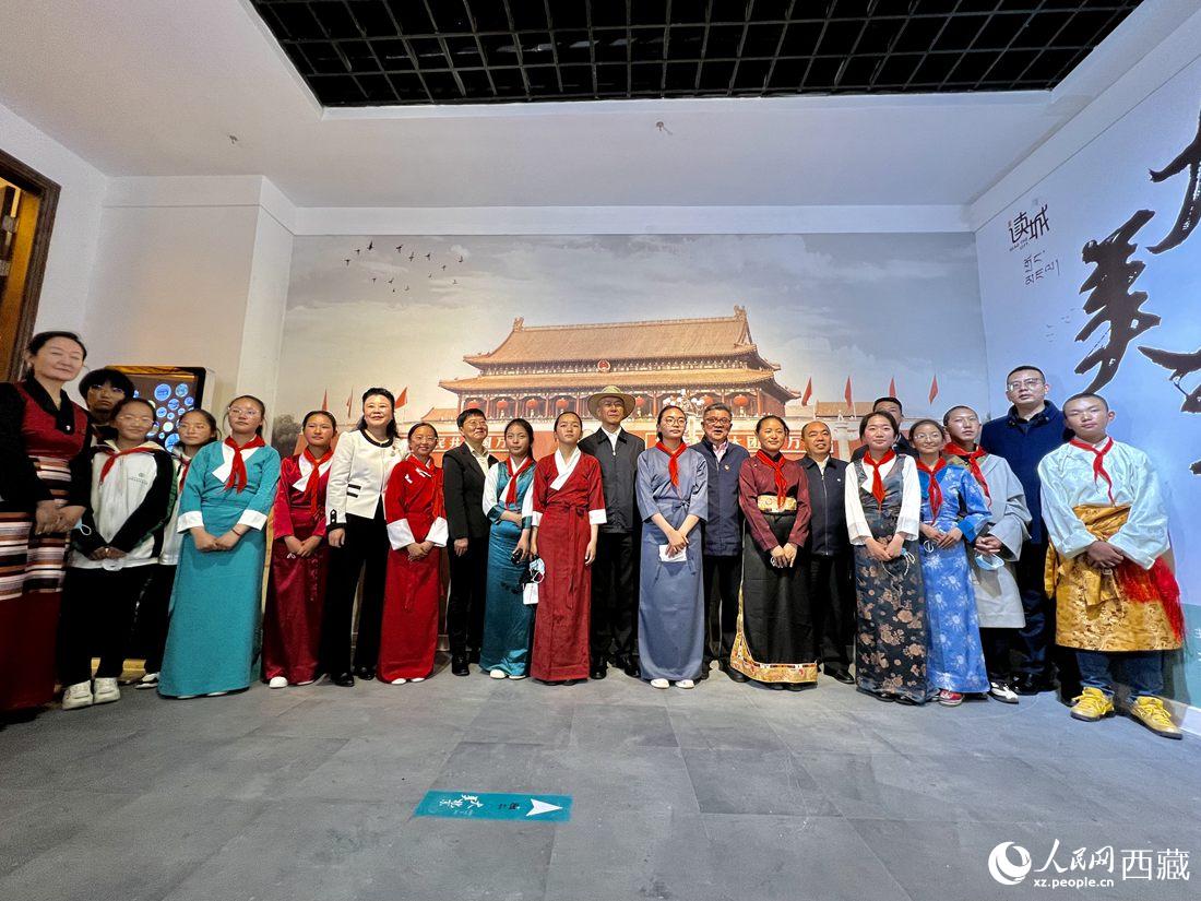 合影留念。人民網(wǎng) 次仁羅布攝