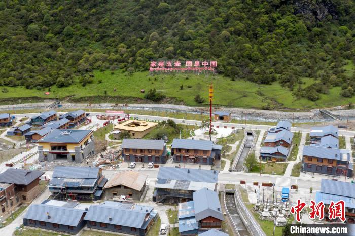 “家是玉麥 國(guó)是中國(guó)”的大字豎立在玉麥鄉(xiāng)旁的山腳上?！钊A峰 攝