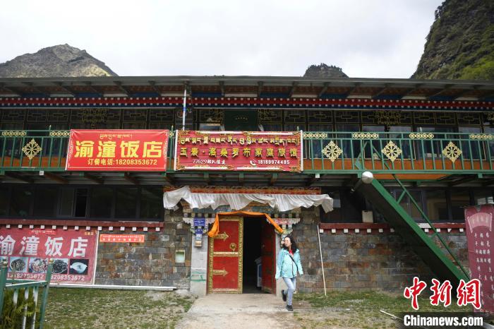 玉麥鄉(xiāng)里修建了飯店與旅館?！钊A峰 攝