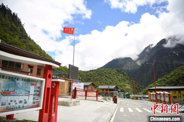 玉麥鄉(xiāng)內(nèi)道路變成了硬化路?！钊A峰 攝