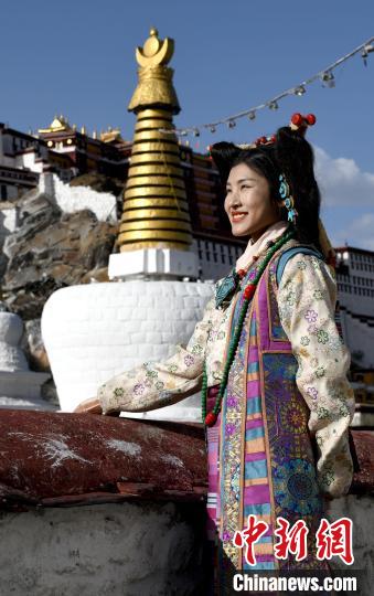西藏自治區(qū)級(jí)非遺項(xiàng)目——拉薩服飾，圖為舊時(shí)拉薩貴族婦女的裝扮。