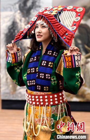 圖為國家級(jí)非遺項(xiàng)目——西藏那曲申扎縣的巴扎服飾。　李林 攝