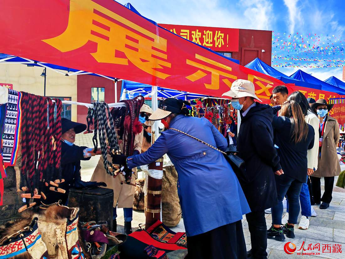 技能大賽現(xiàn)場引來不少客戶。人民網(wǎng) 李海霞攝