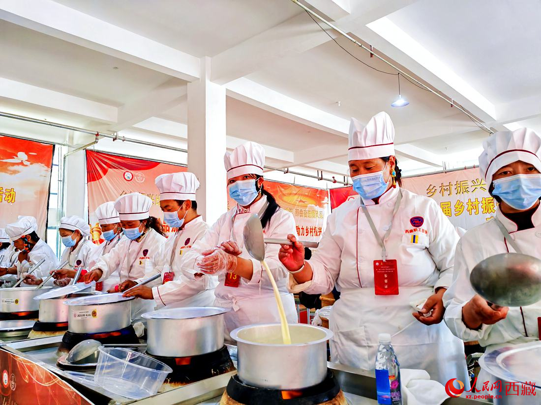 廚藝比拼。人民網(wǎng) 李海霞攝