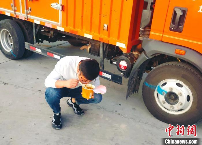 由于沿路疫情原因，閆光宇和朋友只能在服務區(qū)簡餐?！∴嵟?攝