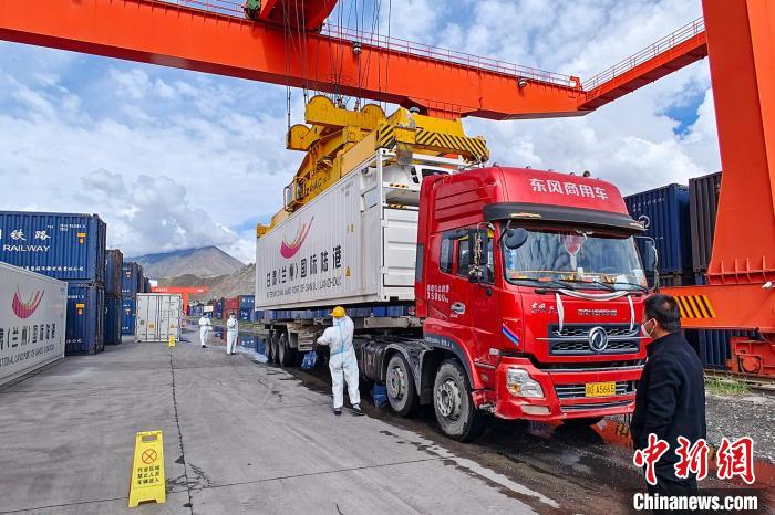 援助物資卸車(chē)現(xiàn)場(chǎng)。　國(guó)鐵青藏集團(tuán)有限公司拉薩車(chē)務(wù)段 供圖