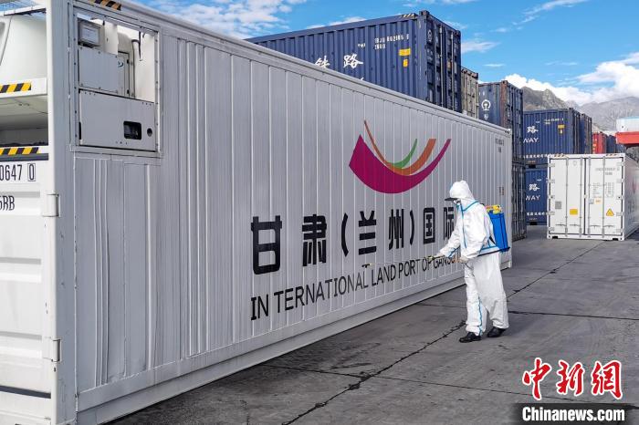 9月9日，甘肅省援助拉薩700噸生活物資“乘冷鏈專(zhuān)列”抵達(dá)拉薩?！?guó)鐵青藏集團(tuán)有限公司拉薩車(chē)務(wù)段 供圖