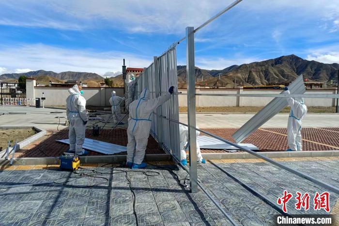 西藏金塔建設(shè)集團(tuán)有限公司職工支援日喀則方艙建設(shè)?！∈茉L者供圖