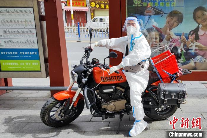 圖為西藏阜康醫(yī)療工作人員騎摩托為居家防疫市民送藥。　受訪者供圖