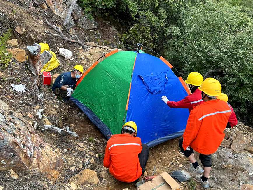 9月15日，電力施工人員正在施工點附近搭建暫居帳篷。白瑪多吉攝