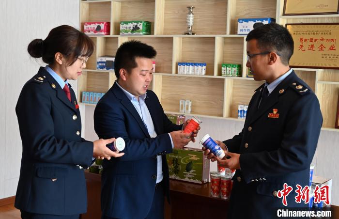 圖為林芝稅務部門上門了解企業(yè)情況，并宣講稅收政策。資料圖 趙朗 攝