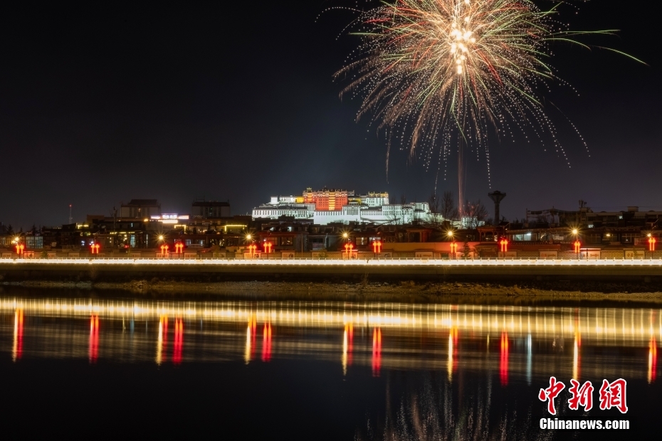 資料圖為2022年3月1日，拉薩迎來藏歷新年“古突夜”，煙花與被燈光照亮的布達拉宮交相輝映。 <a target='_blank' href='/'><p  align=