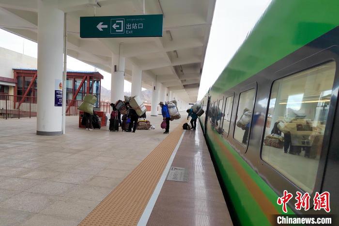乘客乘復工專列抵達日喀則?！±_車務段 供圖
