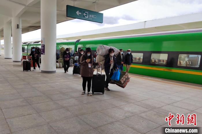 10月6日，乘客乘復工專列抵達日喀則?！±_車務段 供圖