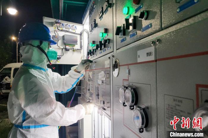 西藏電力部門順利完成方艙醫(yī)院供電設(shè)備安全可靠接入。　王大飛 攝