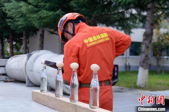 西藏林芝森林消防技能大練兵現(xiàn)場，消防員使用液壓鉗夾取雞蛋?！钣例?攝