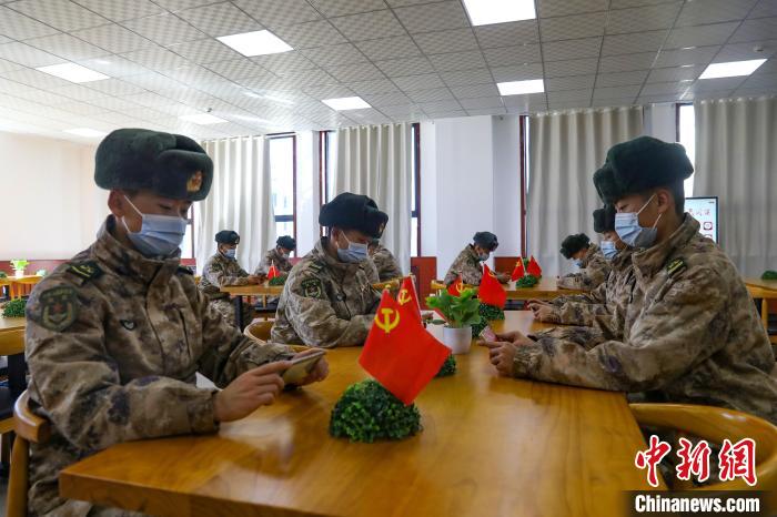 圖為阿里軍分區(qū)某邊防團(tuán)組織官兵通過(guò)手機(jī)收聽(tīng)收看二十大開(kāi)幕盛況?！詵|供圖