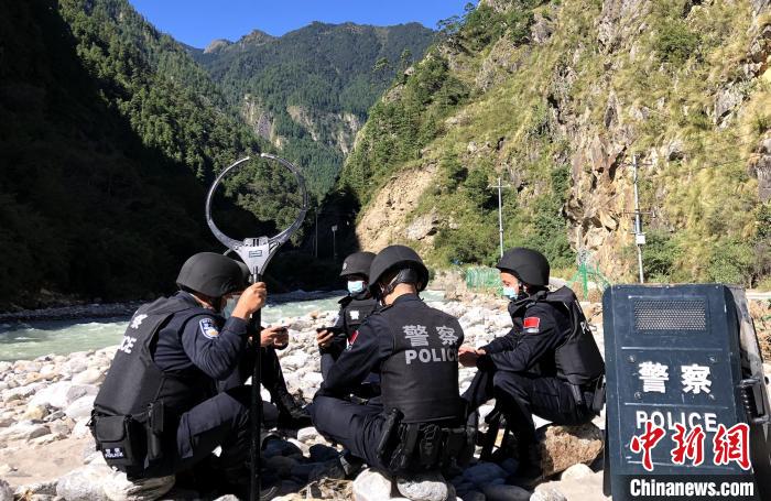 圖為西藏吉隆出入境邊防檢查站移民管理警察在中尼邊境巡邏途中收看二十大開(kāi)幕直播?！」陆y(tǒng) 攝