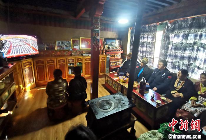 圖為西藏普蘭出入境邊防檢查站斜爾瓦執(zhí)勤點(diǎn)移民管理警察與駐地民眾一起收看二十大開(kāi)幕盛況?！」鶗怨?攝