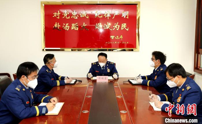 圖為西藏森林消防總隊(duì)在二十大開(kāi)幕會(huì)結(jié)束后組織學(xué)習(xí)討論?！∥鞑厣窒揽傟?duì)供圖