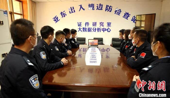 圖為西藏亞?wèn)|出入境邊防檢查站組織民警收看二十大開(kāi)幕會(huì)直播?！?wèn)|出入境邊防檢查站供圖