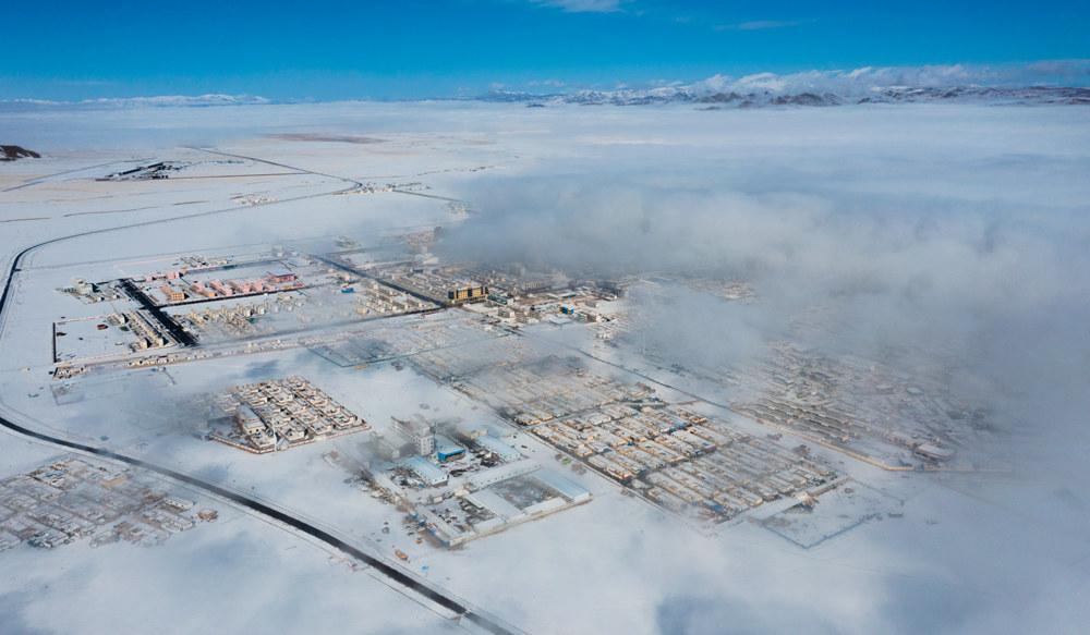 西藏阿里地區(qū)改則縣迎來(lái)初雪，銀裝素裹，美如畫(huà)卷。