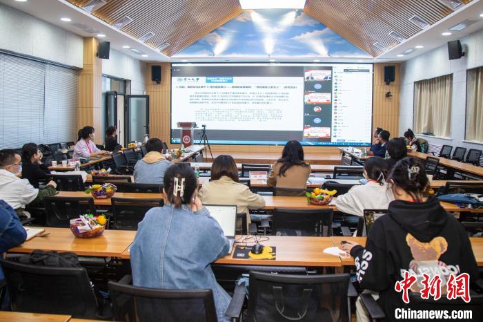 圖為論壇會議現(xiàn)場?！⊥瑬|放 攝