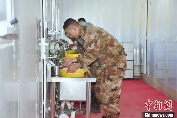 圖為阿里軍分區(qū)某邊防團(tuán)官兵在新建水房洗漱?！詵| 攝