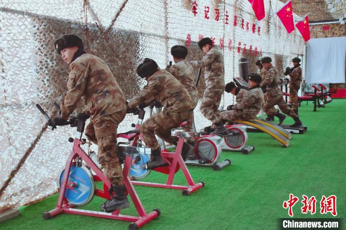 圖為阿里軍分區(qū)某邊防團(tuán)官兵在陽光房里鍛煉?！詵| 攝