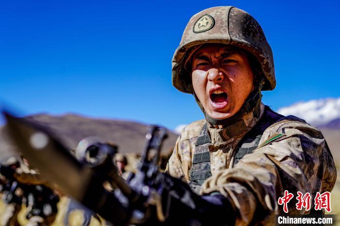 官兵正在進行刺殺操訓(xùn)練?！∥鞑厣侥宪姺謪^(qū)某團供圖